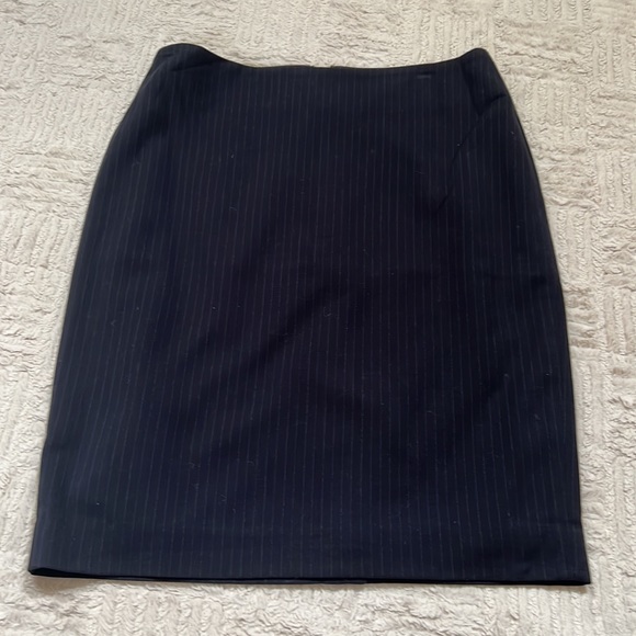Banana Republic lined skirt, navy pinstripe, Size 4, New with tags - Picture 14 of 16